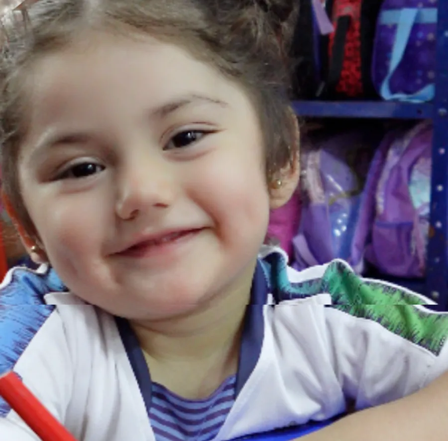 Niña del Liceo sonriendo en su pupitre